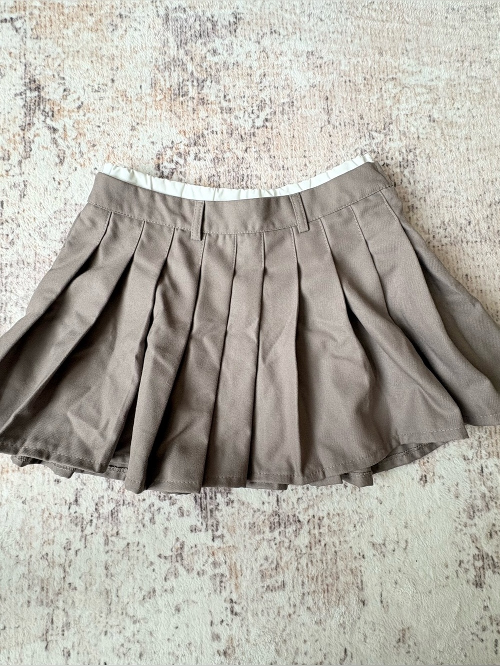 Harper &Ivy Taupe Pleated Mini Skirt